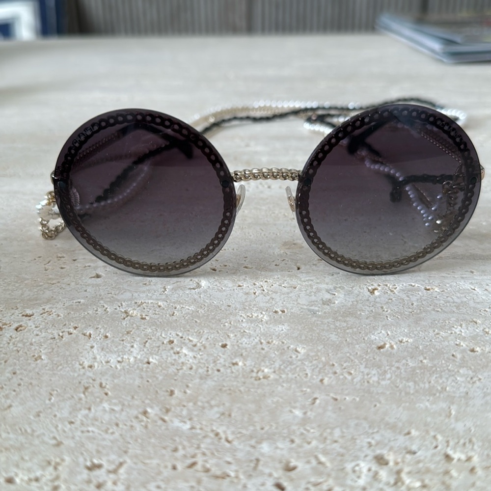 Frameless round sunglasses